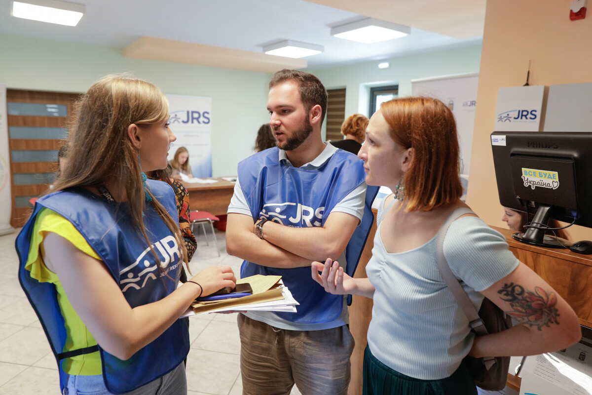 Olesia, a refugee, talks to Jesuit Refugee Service staff at a refugee centre in Bucharest, Romania. Image: George Calin/DEC