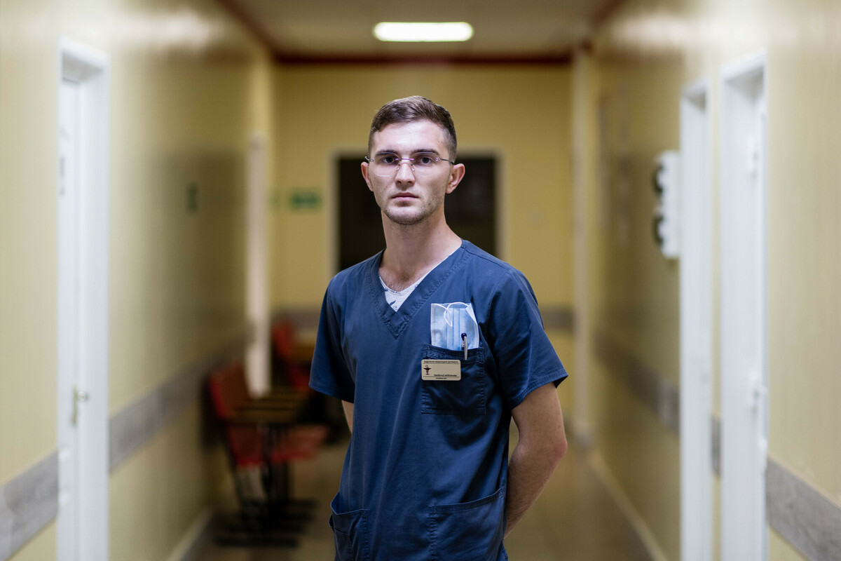 Dmytro, an anaesthetist and acting Head of the Emergency Department at a hospital in Odesa region in December 2022. The hospital had its water supply restored by a project funded by Oxfam. Image: Maciek Musialek/DEC 