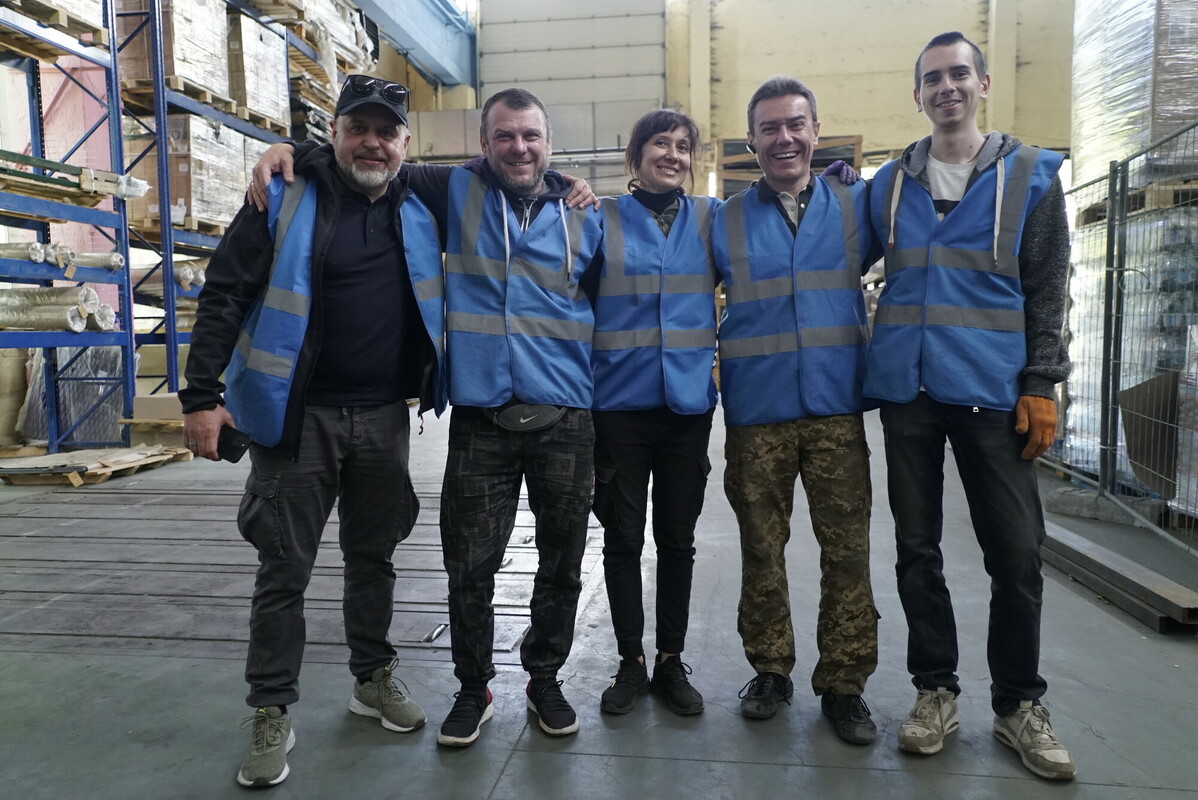 Father Vitaliy Novak and a team of volunteers in the Depaul warehouse in Kharkiv in May 2022. Image: Dmytro Minyailo/DEC 