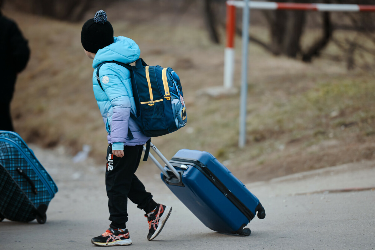 A child crosses the border from Ukraine into Romania in March 2022. 25% of refugees registered in Romania are children. Image: Camelia LIordache/Save the Children Romania 
