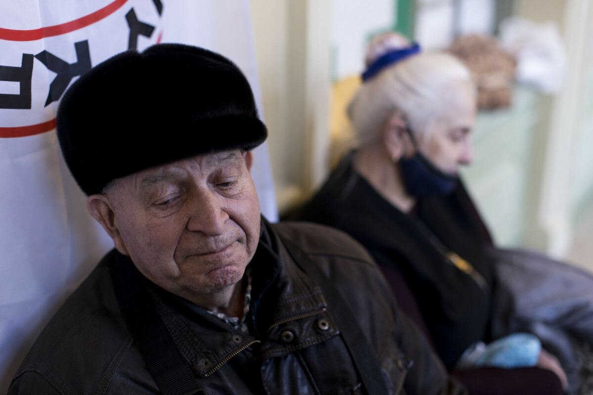 Kyrylo*, 83, waits in a train station in Poland in March 2022 after fleeing Ukraine. Some older refugees have particular psychological issues. Image: Toby Madden/DEC