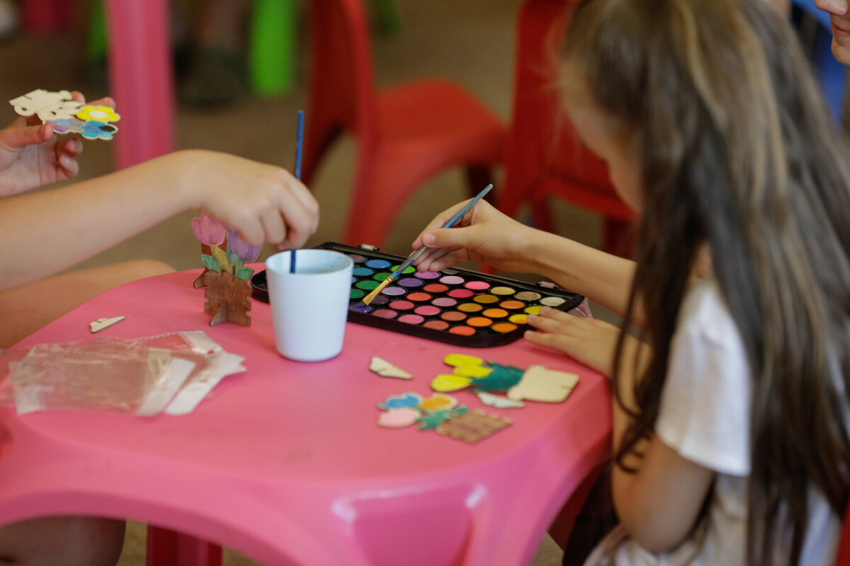 Children take part in art activities as part of mental health support from ADRA, a partner of Plan International in Romania. Image: George Calin/DEC