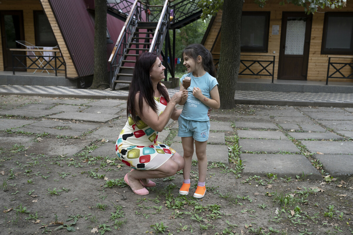 Siliva* with her daughter at a refugee accommodation centre in Moldova. Image: Andreea Campeanu/DEC
