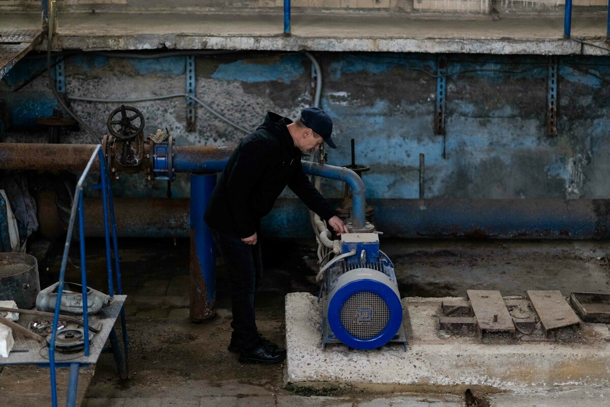 Fyodor, the head of the local water utility, checks one of the pumps at a water facility repaired by DEC charity Oxfam in Odesa region. Image: Maciek Musialek/DEC