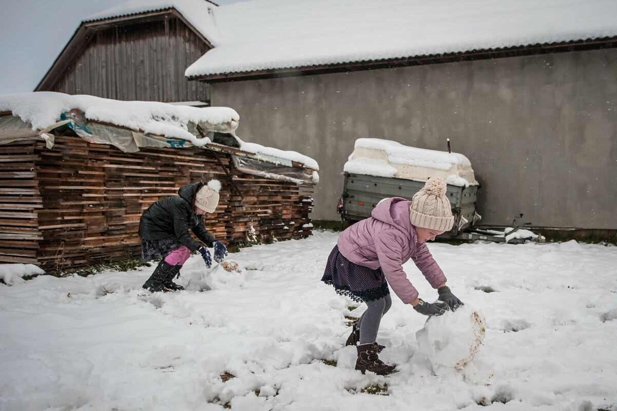 Iana* and Pavlo,* refugees from Ukraine, play in the snow near their new home in Suceava, Romania. They are being supported by Save the Children.  Image: Alina Smutko/Save the Children